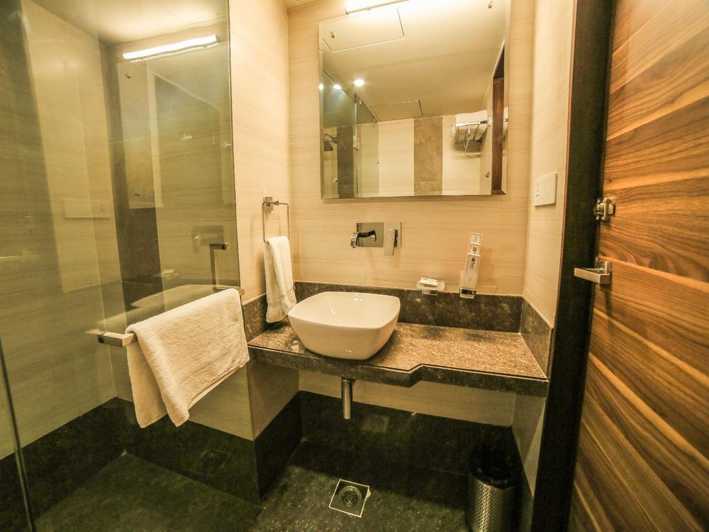 The Basil Park Otel Bhavnagar Oda fotoğraf