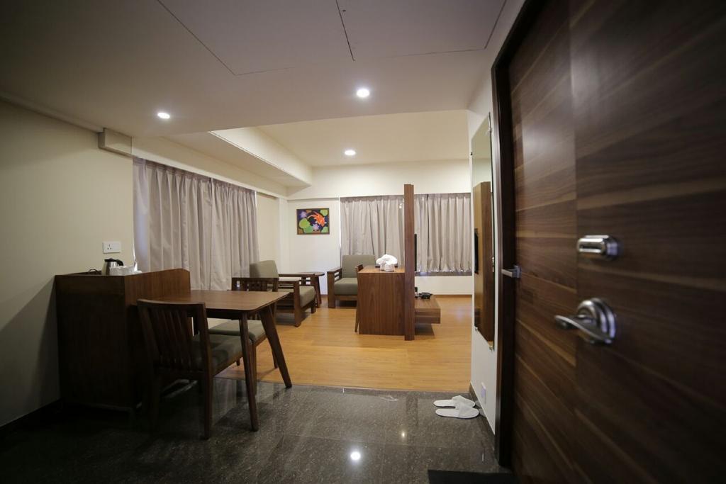 The Basil Park Otel Bhavnagar Oda fotoğraf